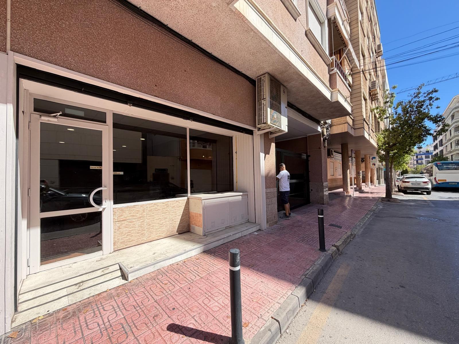 Liikekiinteistö Torrevieja, Alicante, Espanja 98 m2 No. 196286