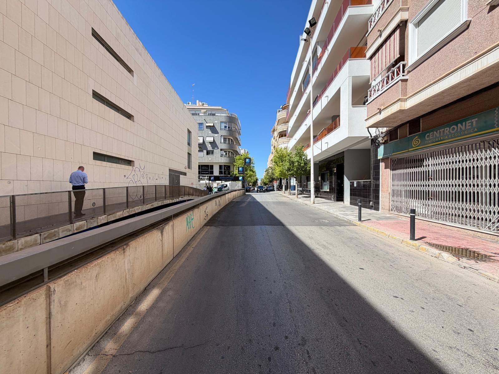 Liikekiinteistö Torrevieja, Alicante, Espanja 98 m2 No. 196286