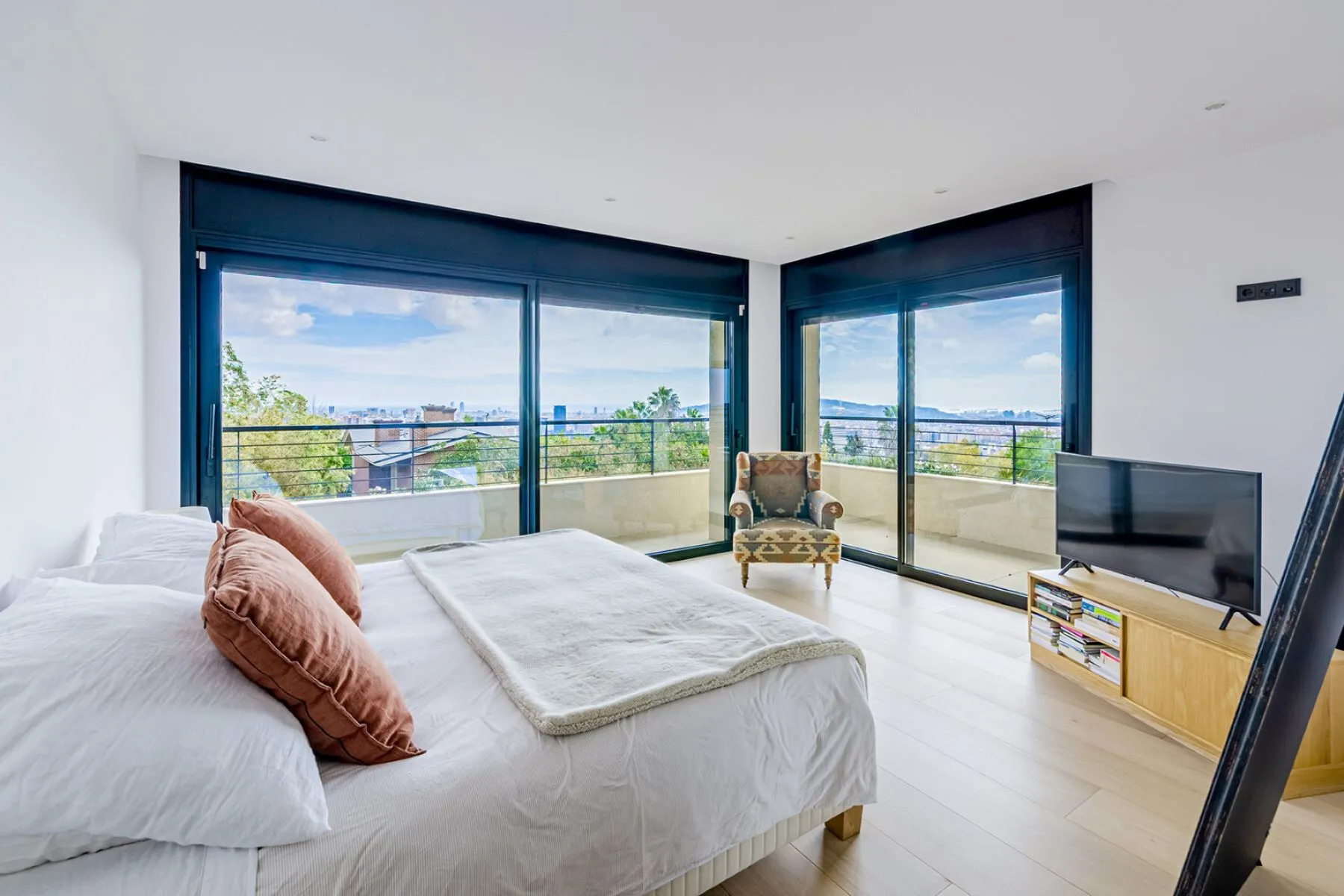 House in Barcelona, Spain 5 bedrooms,  No. 141102