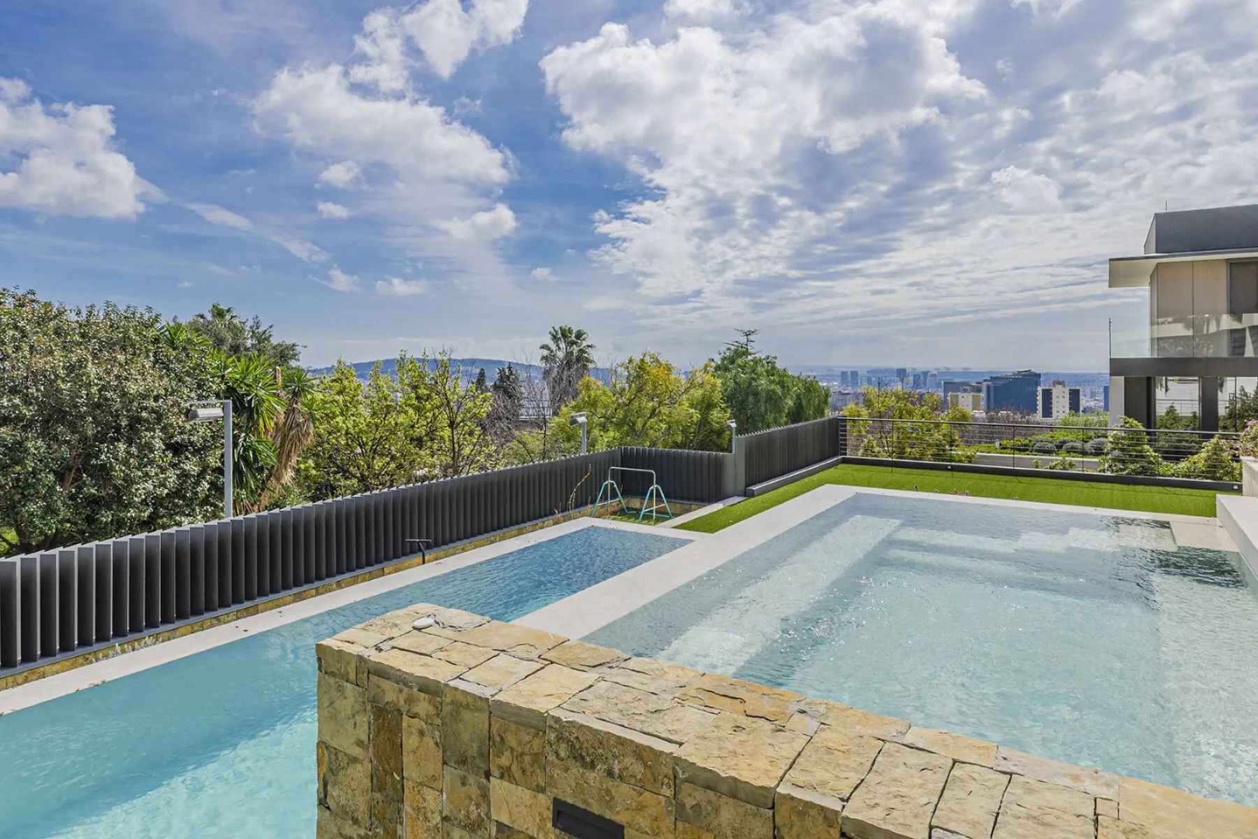 House in Barcelona, Spain 5 bedrooms,  No. 141102