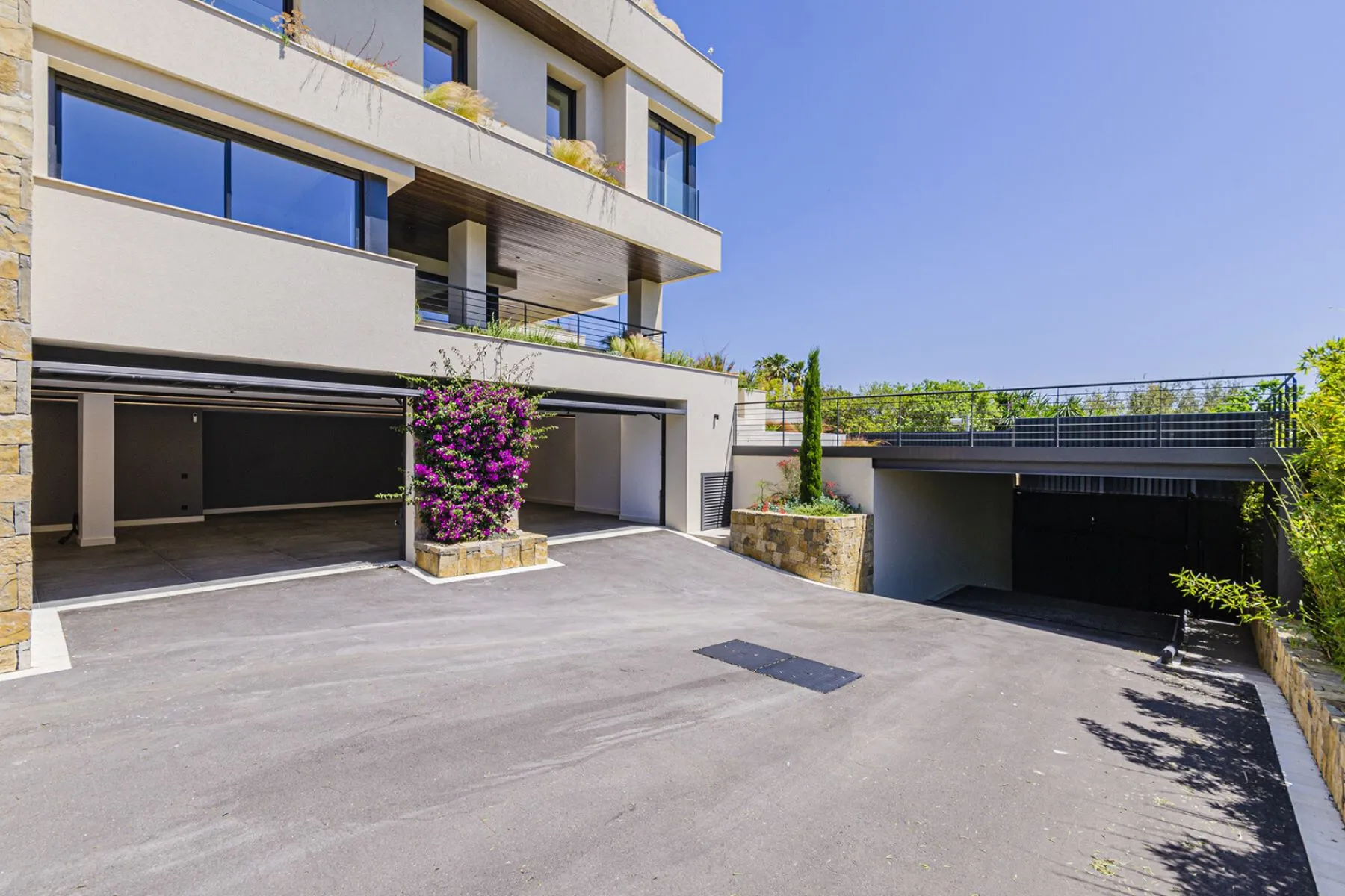 House in Barcelona, Spain 5 bedrooms,  No. 141102
