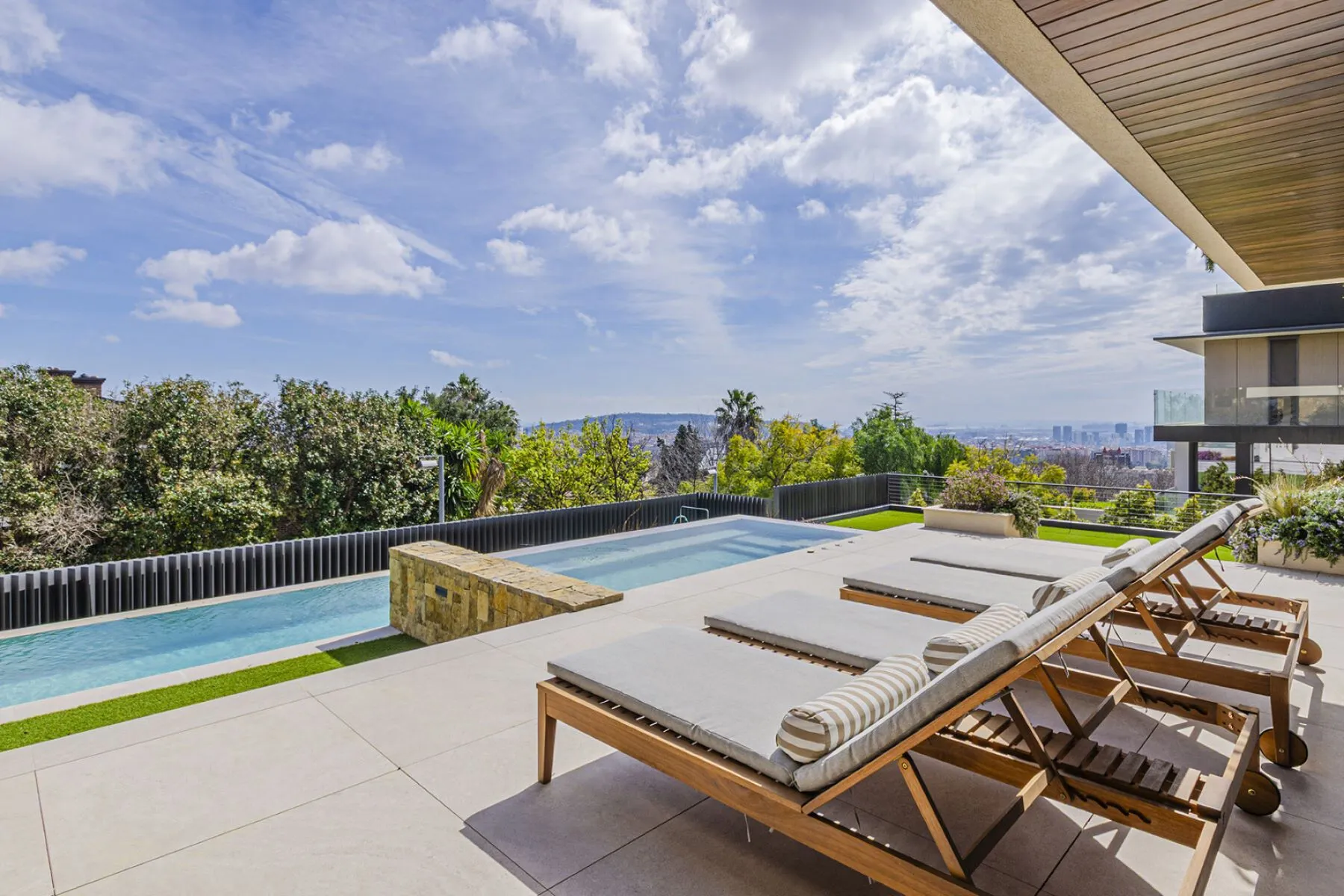 House in Barcelona, Spain 5 bedrooms,  No. 141102