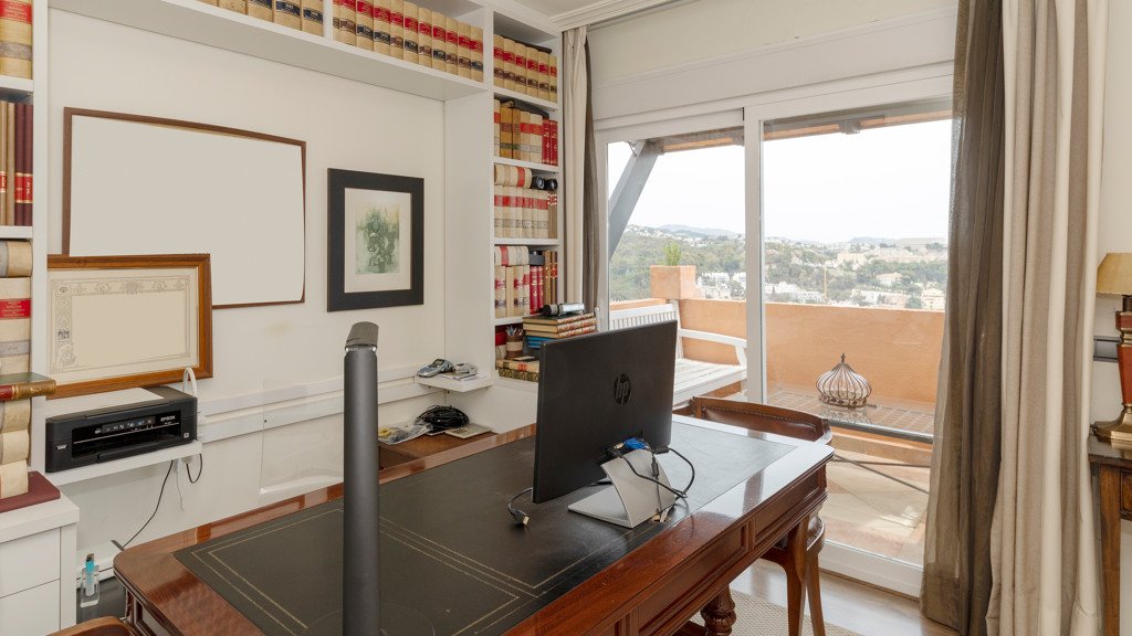 Talo Malaga, Espanja 5 makuuhuonetta, 454 m2 No. 66092