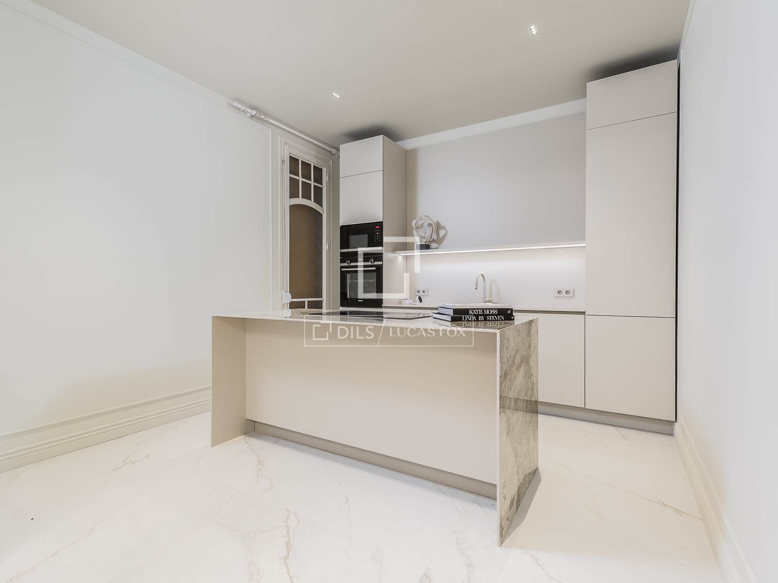 Apartment in Barcelona, Spain 4 bedrooms, 200 sq.m. No. 150814