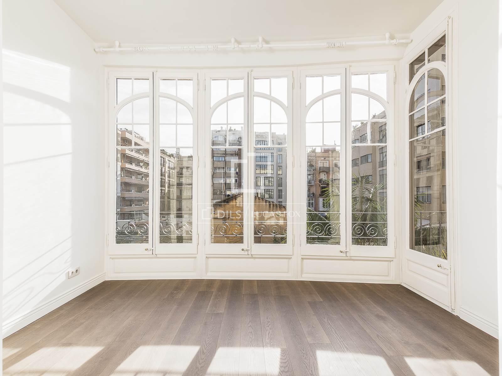 Apartment in Barcelona, Spain 4 bedrooms, 200 sq.m. No. 150814