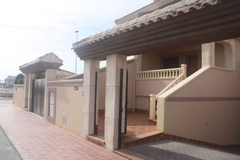 Villa a Torrevieja, Alicante, Spagna 2 camere da letto, 225 mq. N° 156300