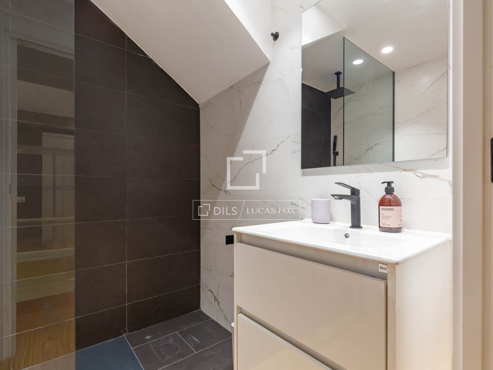 Huvila Esplugues de Llobregat, Barcelona, Espanja 3 makuuhuonetta, 240 m2 No. 160836
