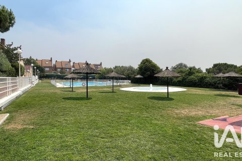 Kaupunkipientalo Las Rozas de Madrid, Madrid, Espanja 4 makuuhuonetta, 235 m2 No. 192146