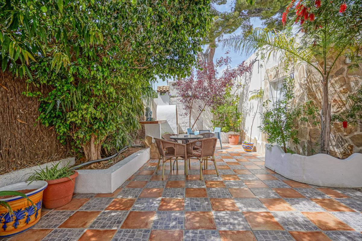 Commercial property in Calpe, Alicante, Spain 16 bedrooms, 302 sq.m. No. 79862