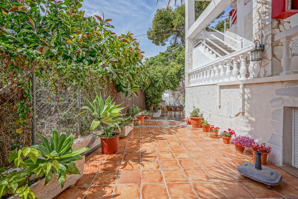 Commercial property in Calpe, Alicante, Spain 16 bedrooms, 302 sq.m. No. 79862
