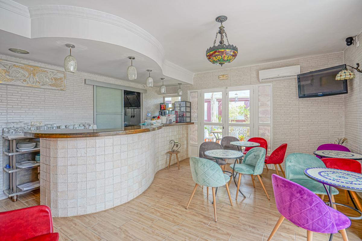 Commercial property in Calpe, Alicante, Spain 16 bedrooms, 302 sq.m. No. 79862