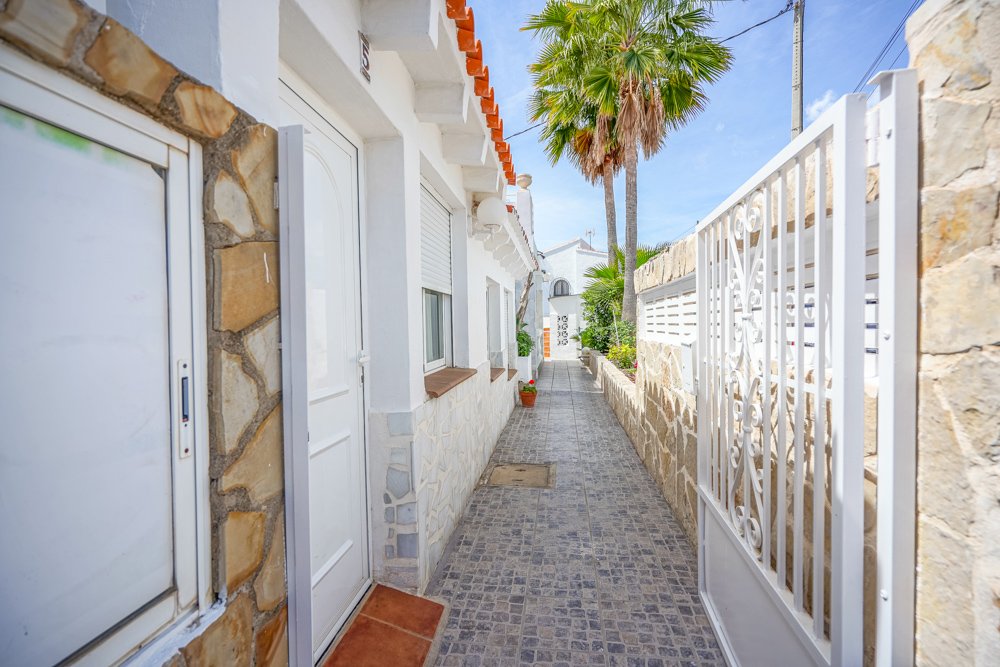 Commercial property in Calpe, Alicante, Spain 16 bedrooms, 302 sq.m. No. 79862