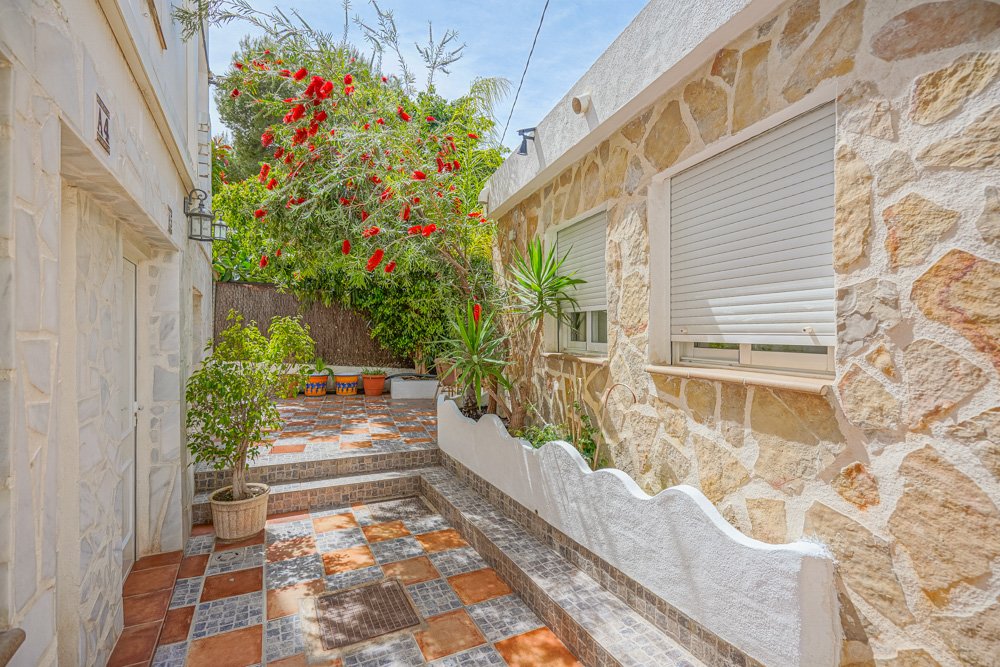 Commercial property in Calpe, Alicante, Spain 16 bedrooms, 302 sq.m. No. 79862