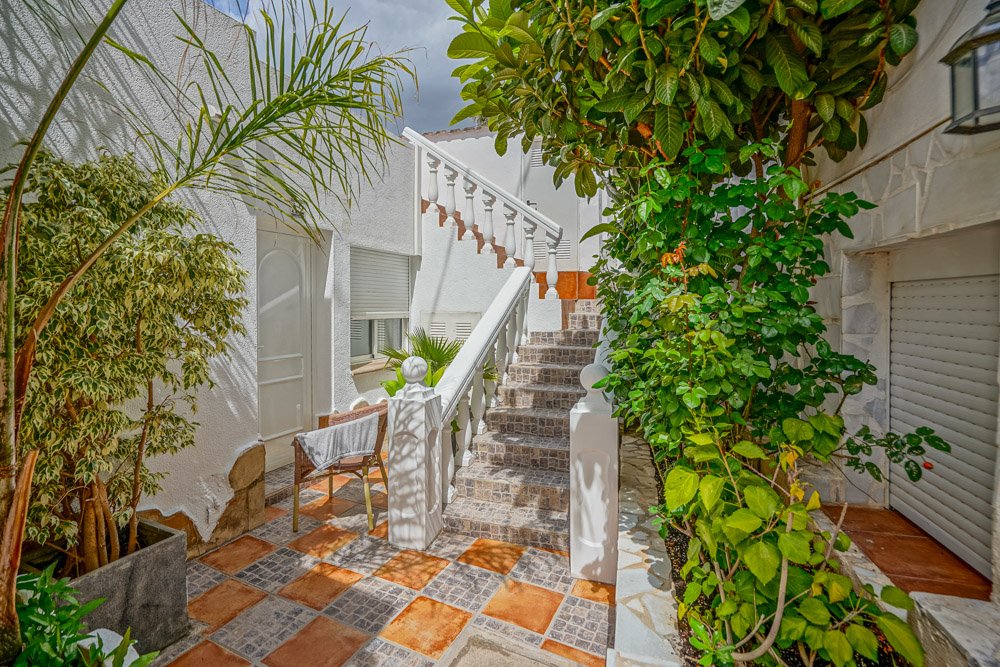Commercial property in Calpe, Alicante, Spain 16 bedrooms, 302 sq.m. No. 79862