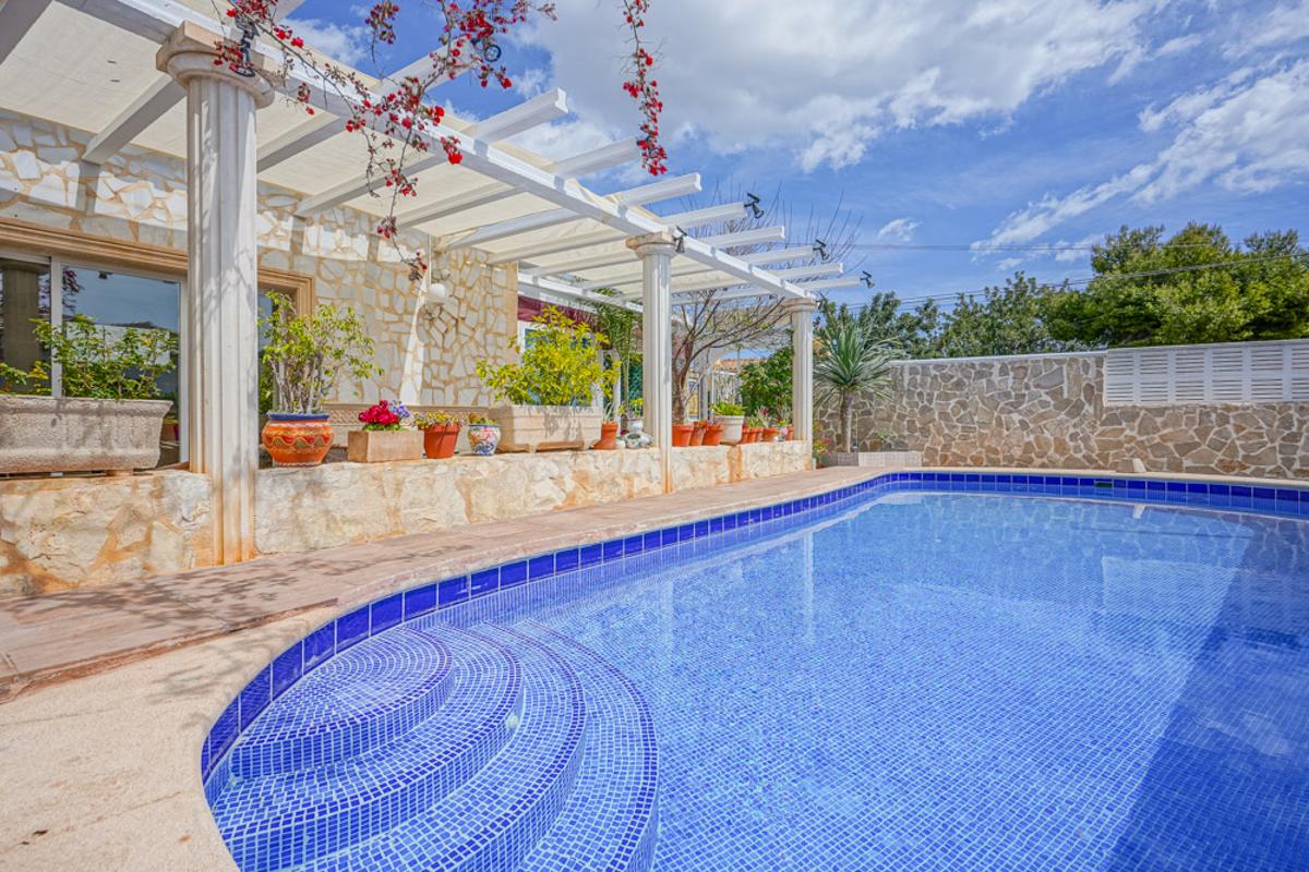Commercial property in Calpe, Alicante, Spain 16 bedrooms, 302 sq.m. No. 79862