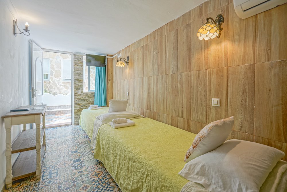 Commercial property in Calpe, Alicante, Spain 16 bedrooms, 302 sq.m. No. 79862