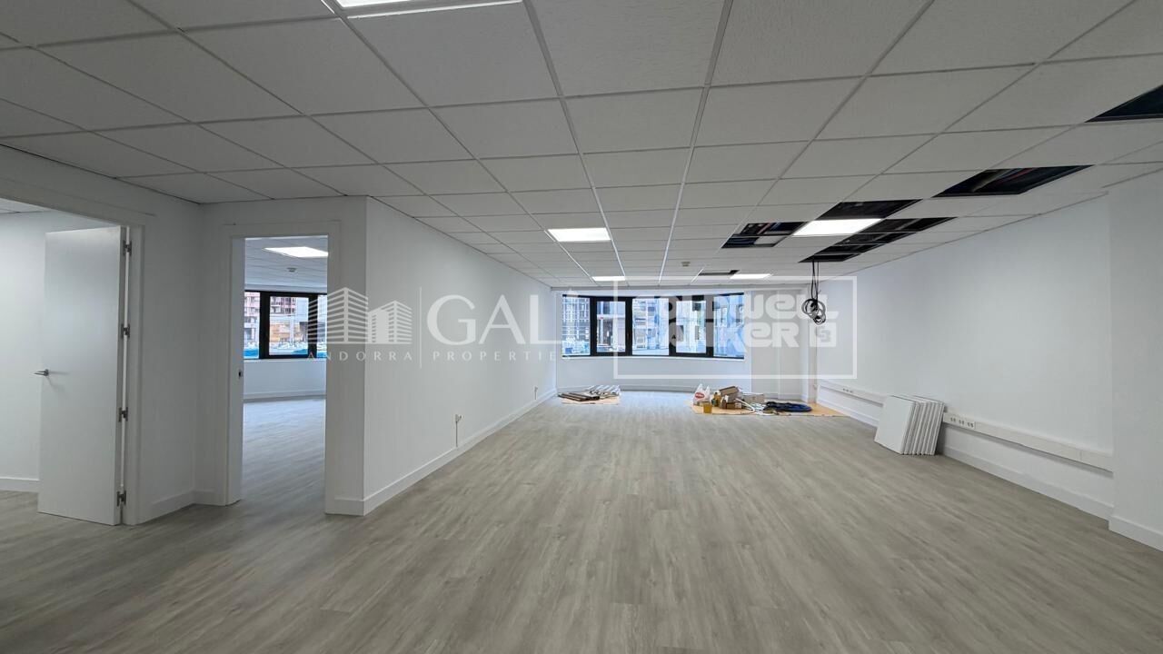 Office à Principado De Andorra (Ninguna Poblacion Tiene C.P.), Lleida, Espagne 146 m2 No. 179205