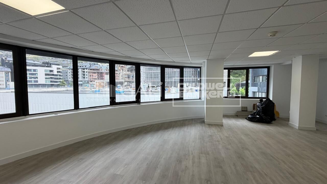 Office à Principado De Andorra (Ninguna Poblacion Tiene C.P.), Lleida, Espagne 146 m2 No. 179205