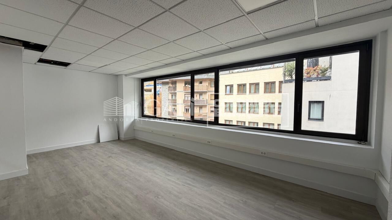 Office à Principado De Andorra (Ninguna Poblacion Tiene C.P.), Lleida, Espagne 146 m2 No. 179205