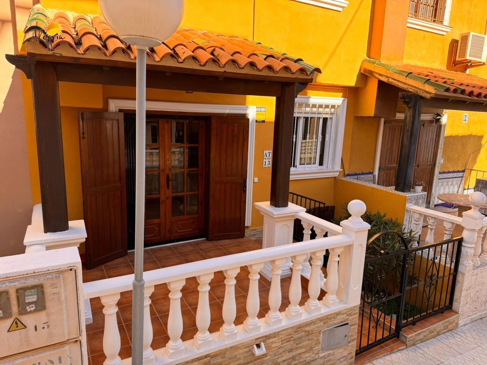 Bungalow en Torrevieja, Alicante, España 2 dormitorios, 74 m2 No. 149196