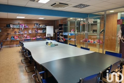 Commercial property à Santa Eulalia De Roncana, Barcelona, Espagne 684 m2 No. 188476