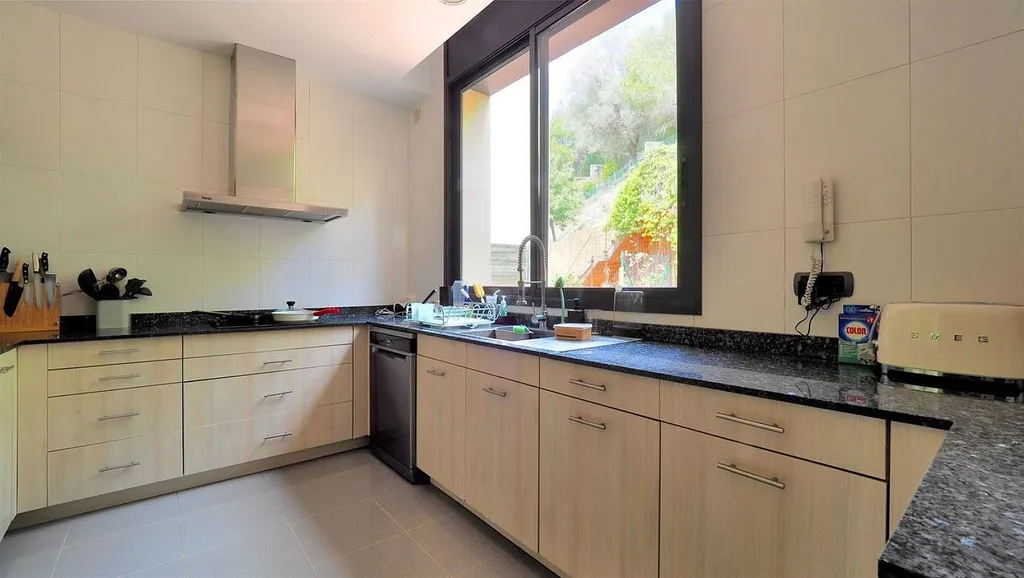 House in Barcelona, Spanien 7 Schlafzimmer,  Nr. 141266