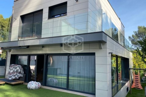 Villa in Castelldefels, Barcelona, Spain 5 bedrooms, 340 sq.m. No. 78333