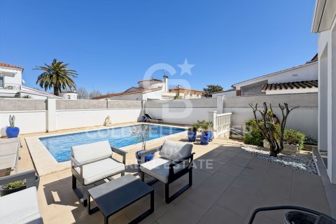 Hus i Empuriabrava, Girona, Spanien 3 sovrum, 166 kvm. Nr. 178957