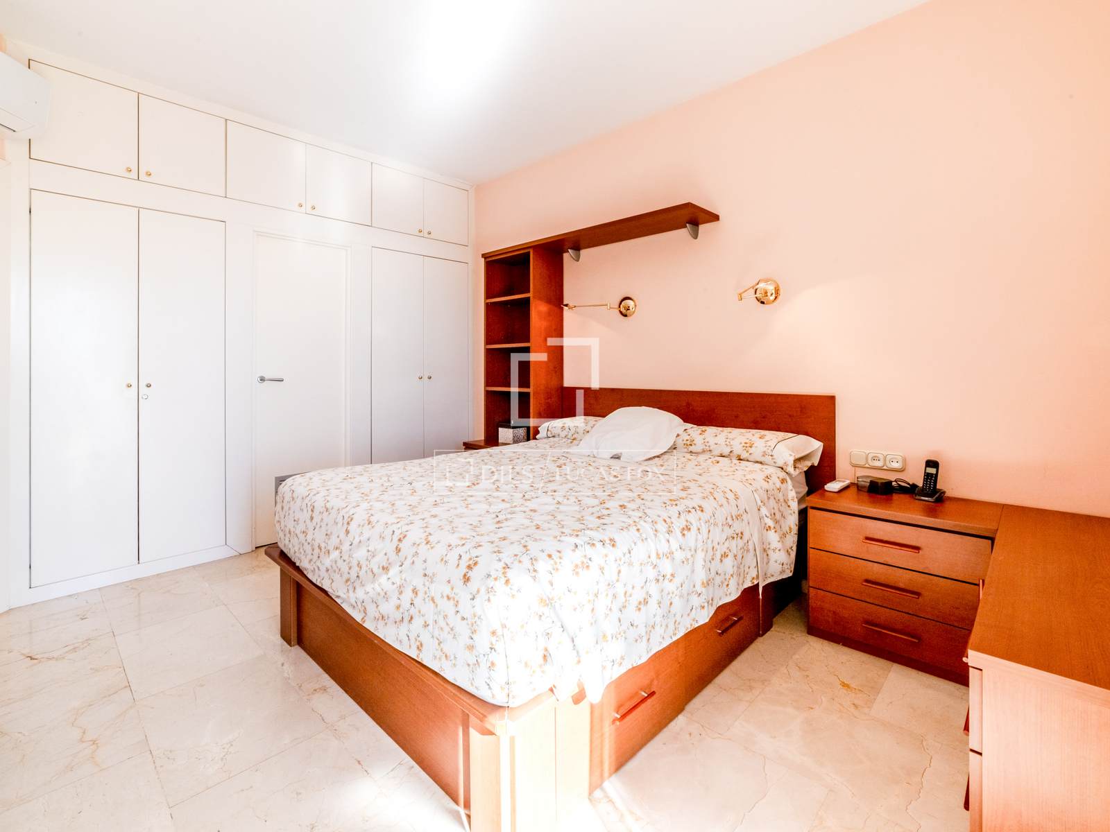 Villa in Sitges, Barcelona, Spain 5 bedrooms, 177 sq.m. No. 161356