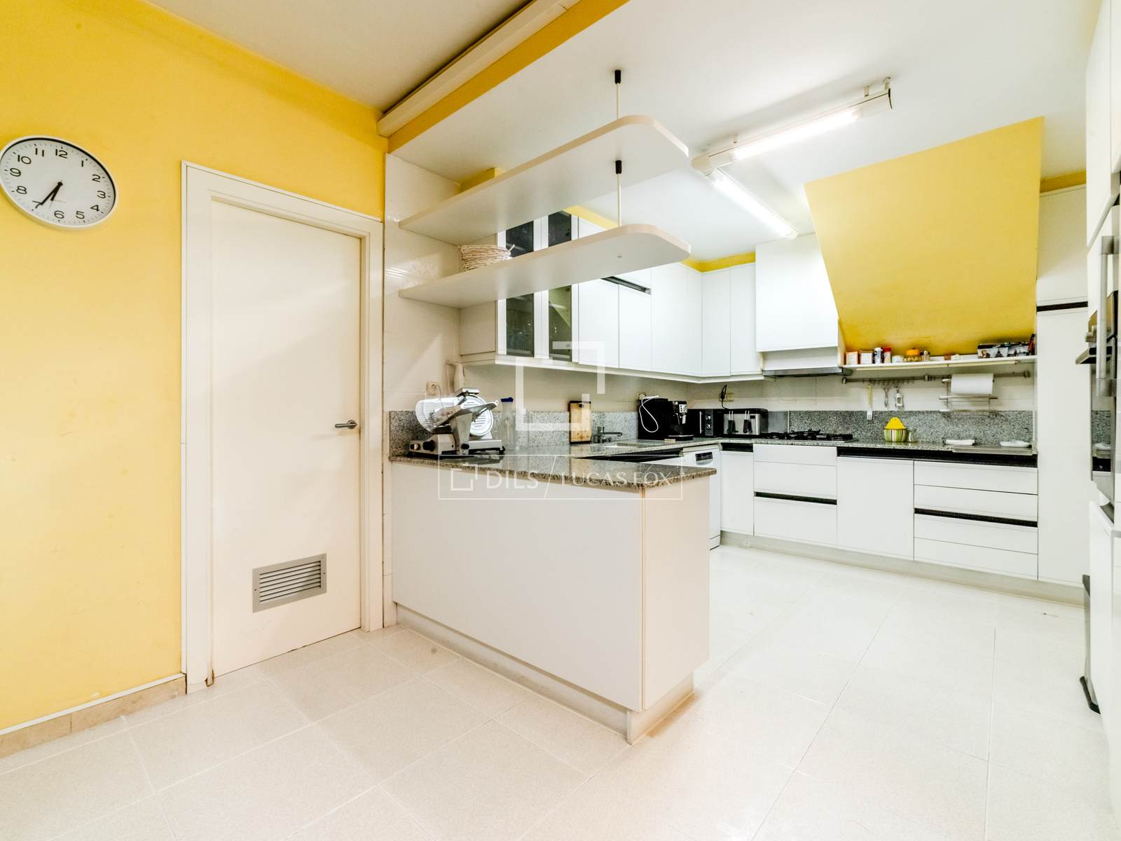 Villa in Sitges, Barcelona, Spain 5 bedrooms, 177 sq.m. No. 161356