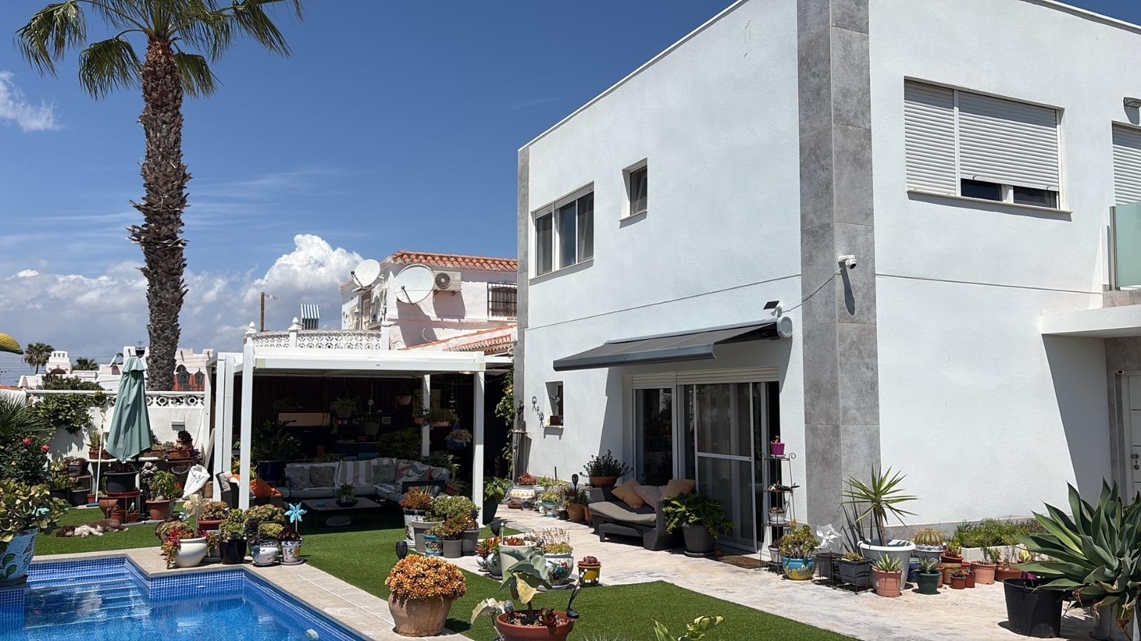 Villa à Torrevieja, Alicante, Espagne 2 chambres, 130 m2 No. 189871