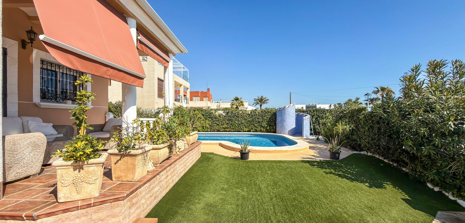 Villa à Torrevieja, Alicante, Espagne 5 chambres, 440 m2 No. 163136