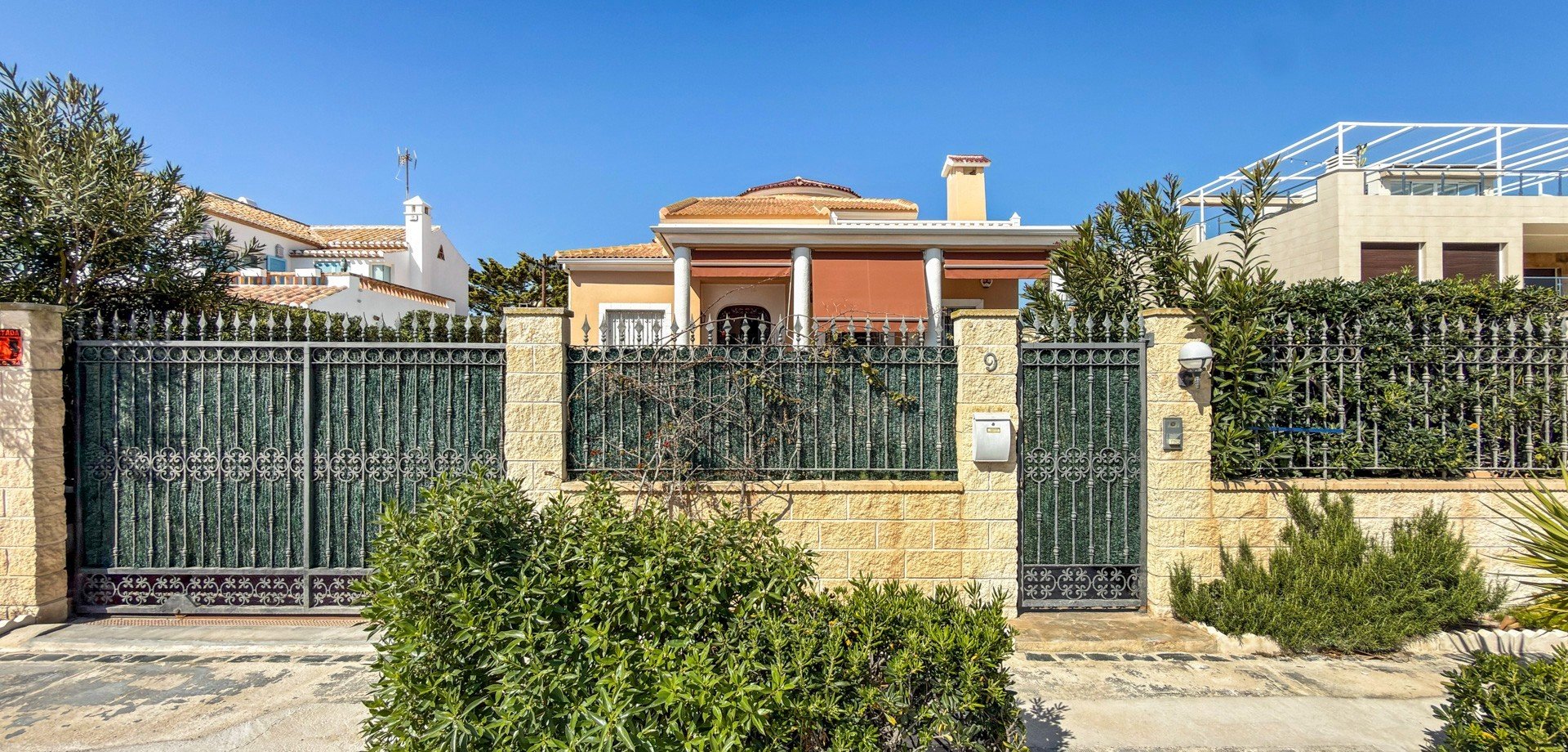 Villa à Torrevieja, Alicante, Espagne 5 chambres, 440 m2 No. 163136