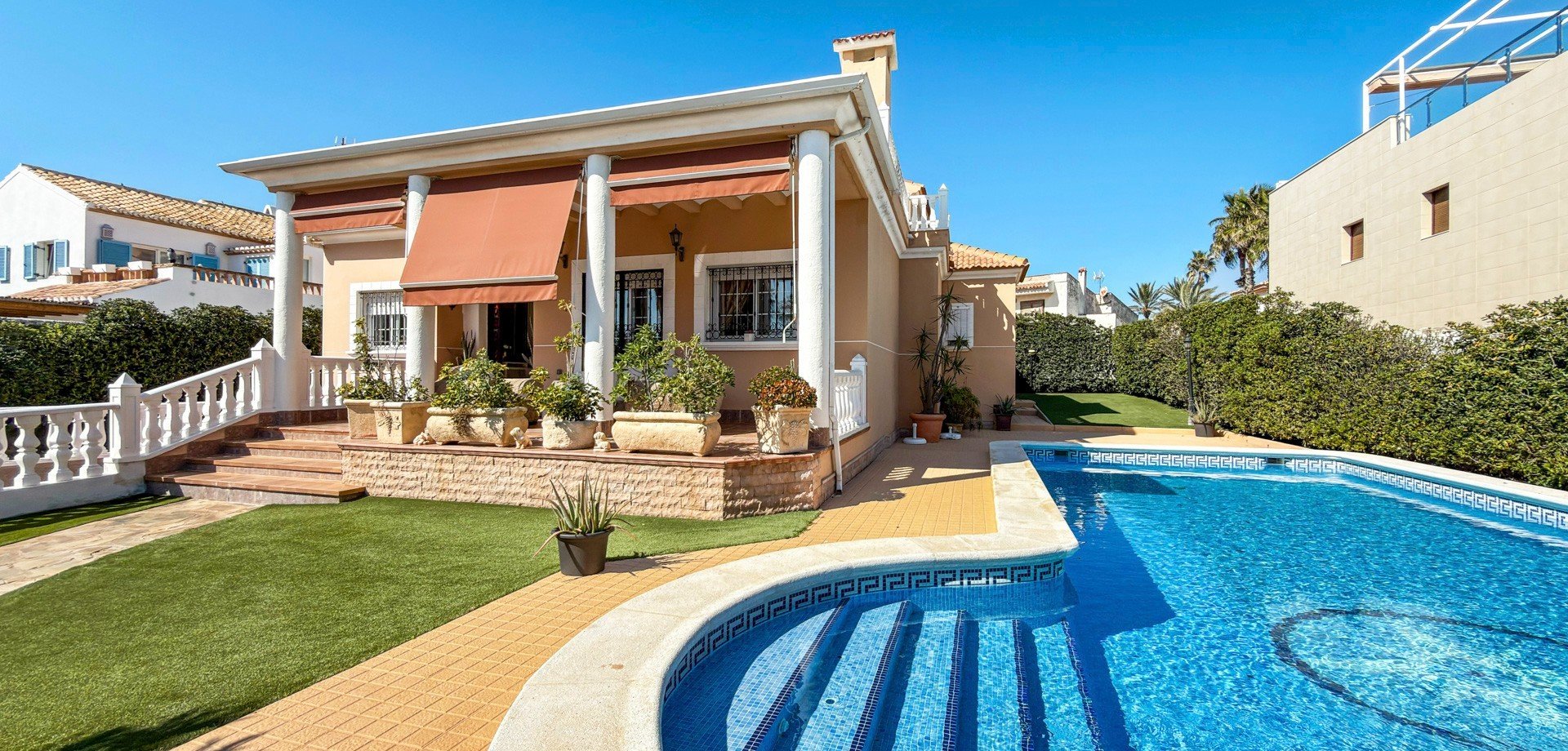 Villa à Torrevieja, Alicante, Espagne 5 chambres, 440 m2 No. 163136