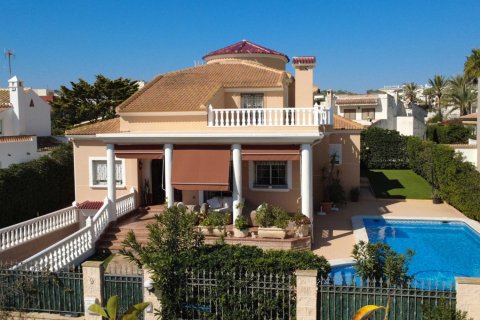 Villa en Torrevieja, Alicante, España 5 dormitorios, 440 m2 No. 163136