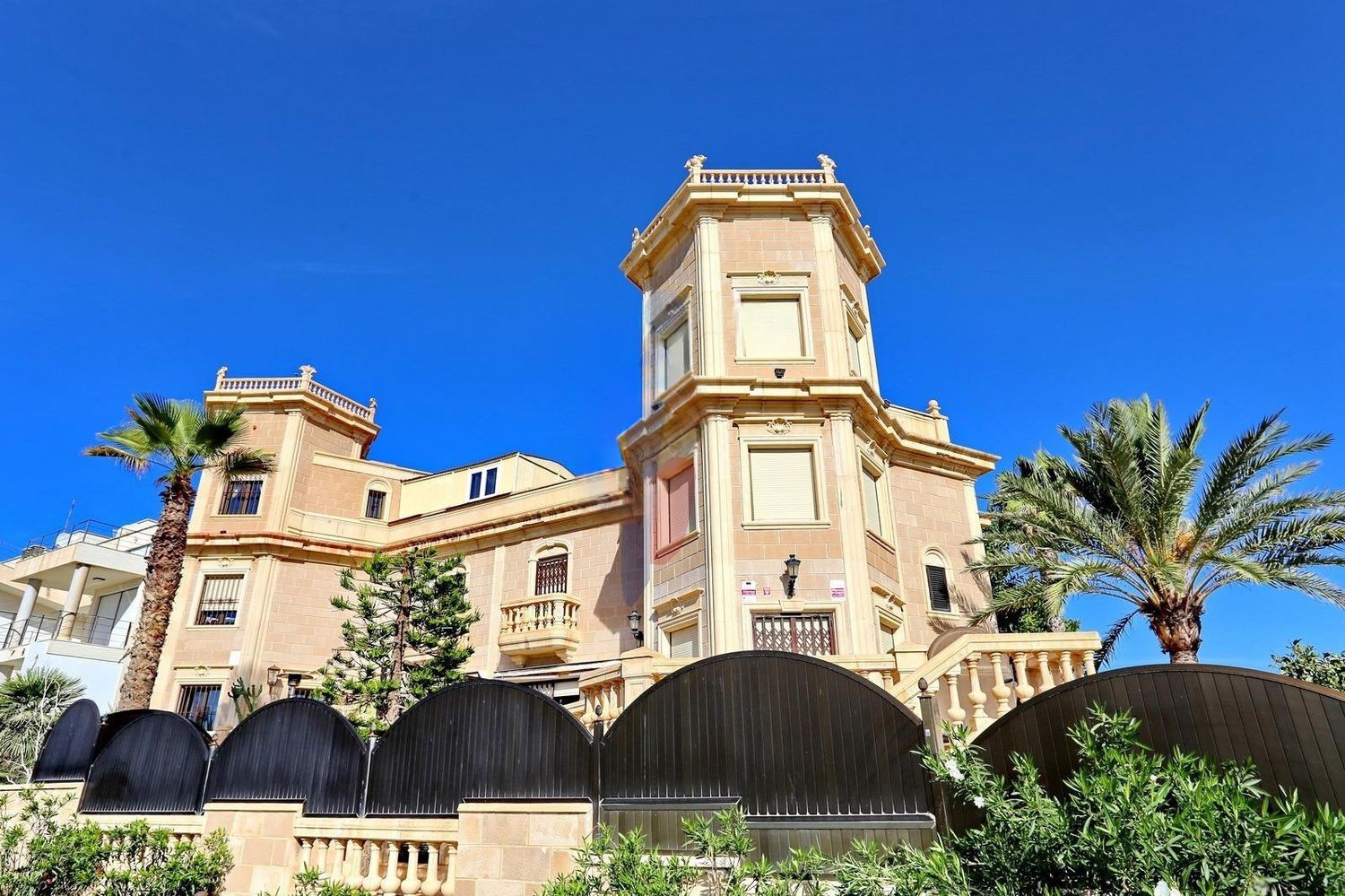 Villa in Guardamar del Segura, Alicante, Spain 5 bedrooms, 261 sq.m. No. 180595