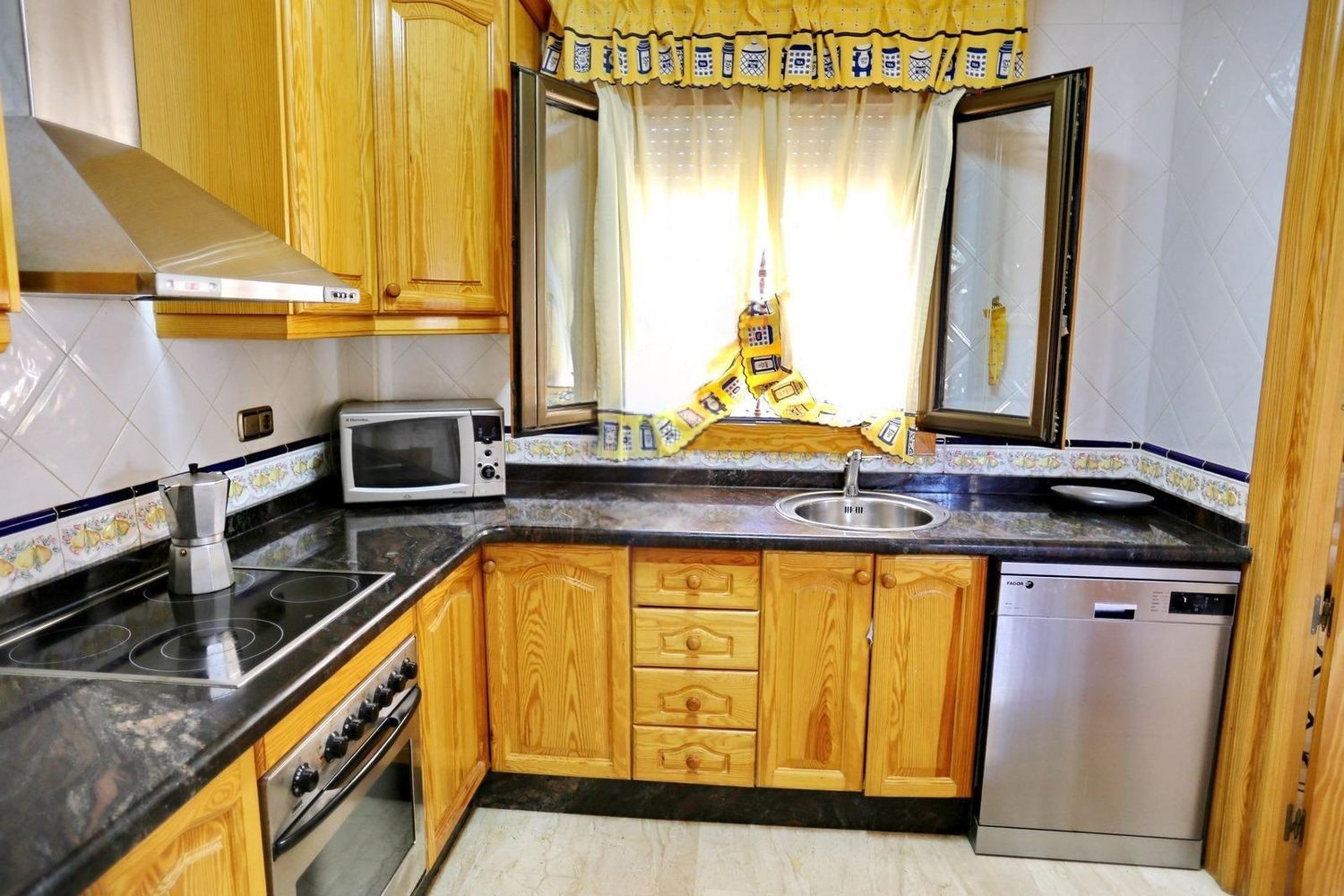 Villa in Guardamar del Segura, Alicante, Spain 5 bedrooms, 261 sq.m. No. 180595