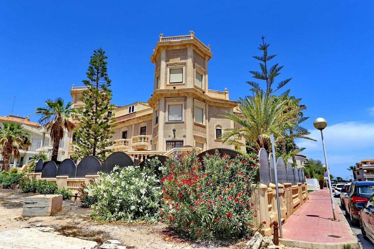Villa in Guardamar del Segura, Alicante, Spain 5 bedrooms, 261 sq.m. No. 180595