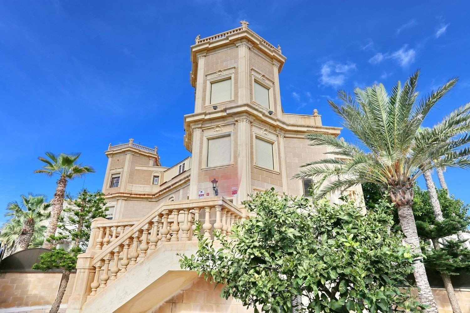 Villa in Guardamar del Segura, Alicante, Spain 5 bedrooms, 261 sq.m. No. 180595
