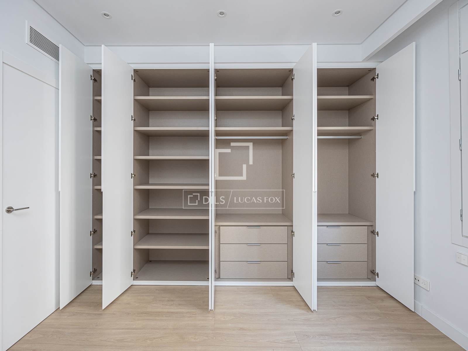 Dzīvoklis Barcelona, Spānijā 5 istabas, 134 m2 Nr. 192824