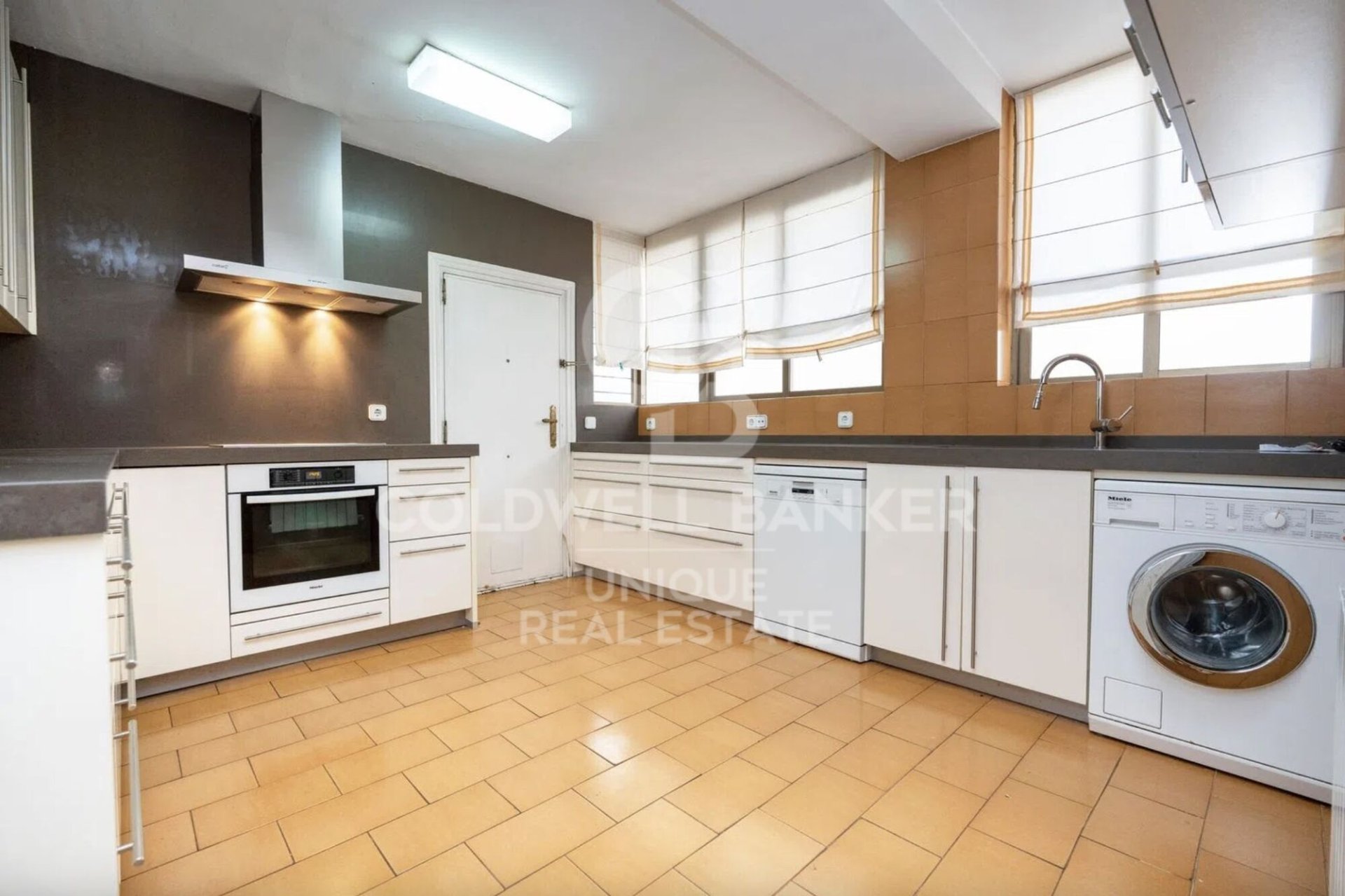 Квартира в Мадрид, Испания 4 спальни, 260м2 №156807