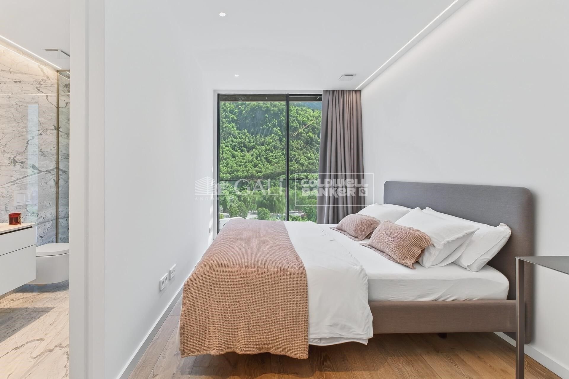 Penthouse in Principado De Andorra (Ninguna Poblacion Tiene C.P.), Lleida, Spain 5 bedrooms, 630 sq.m. No. 160485