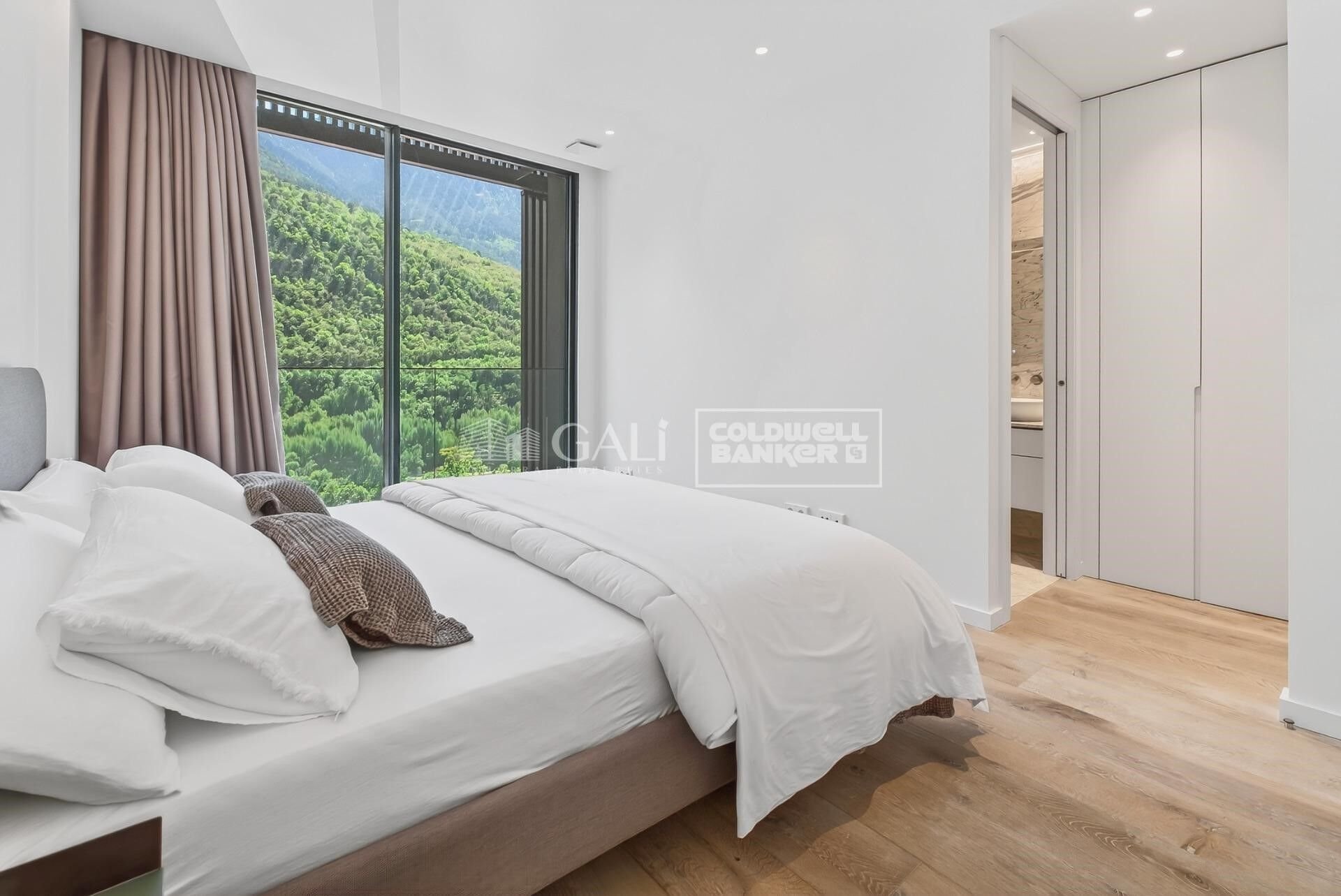 Penthouse in Principado De Andorra (Ninguna Poblacion Tiene C.P.), Lleida, Spain 5 bedrooms, 630 sq.m. No. 160485