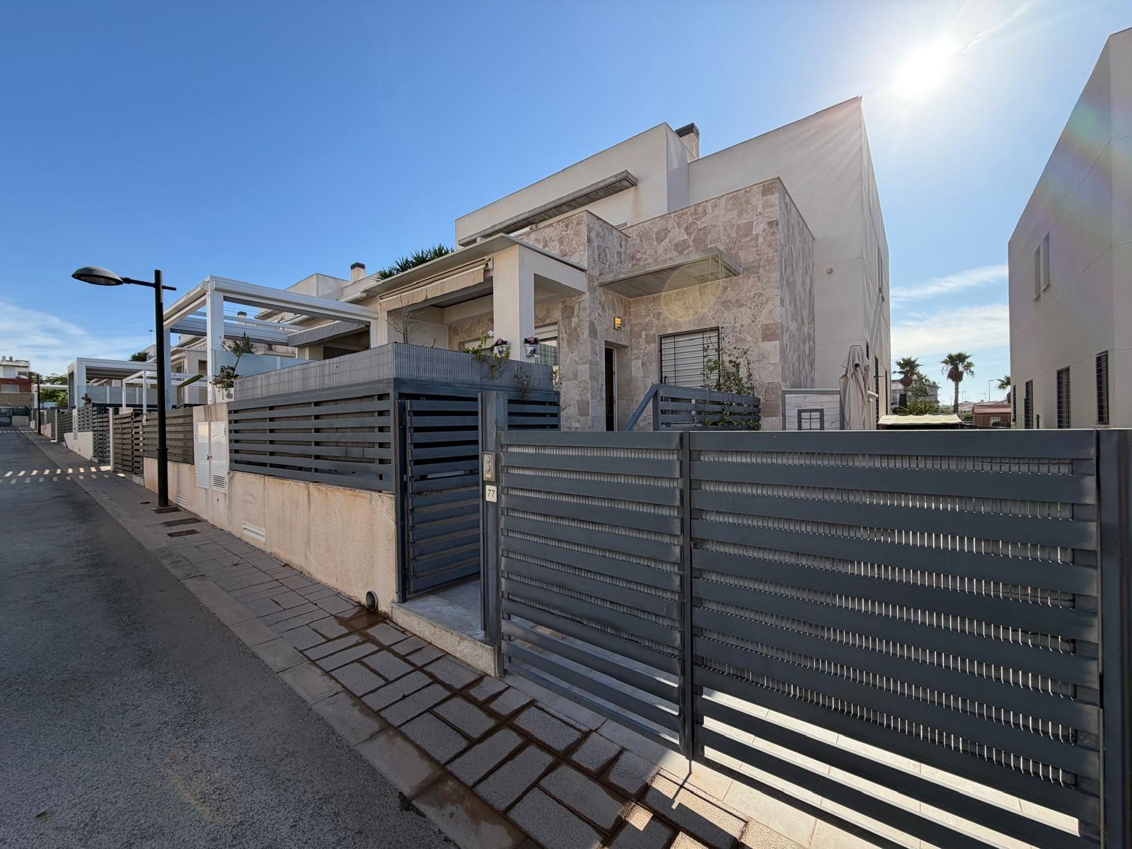 House in Torrevieja, Alicante, Spain 3 bedrooms, 197 sq.m. No. 196898