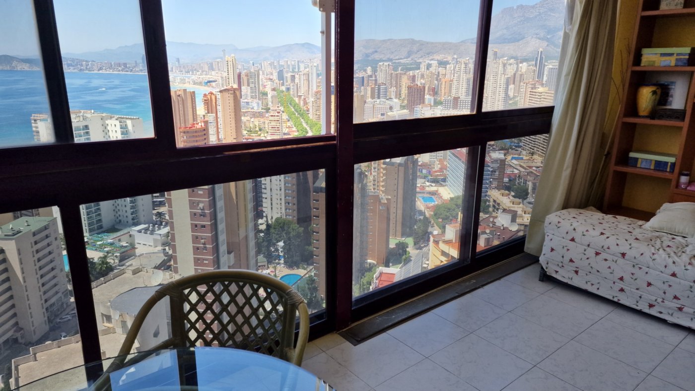 Apartamento en Benidorm, Alicante, España 2 dormitorios,  No. 183554