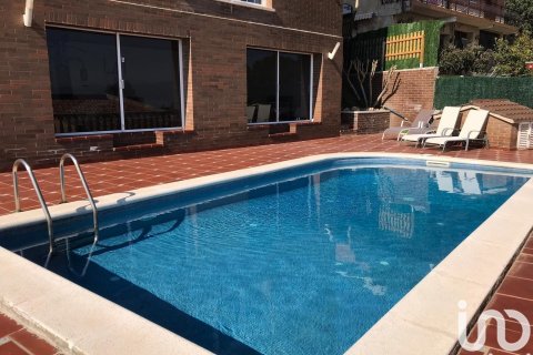 House à Sant Boi de Llobregat, Barcelona, Espagne 4 chambres, 270 m2 No. 153841