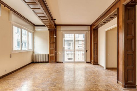 Apartment in Barcelona, Spain 4 bedrooms, 120 sq.m. No. 192833
