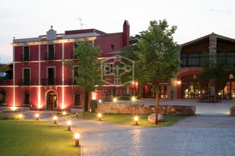 Commercial property in Barcelona, Spain 12 bedrooms, 2299 sq.m. No. 78288