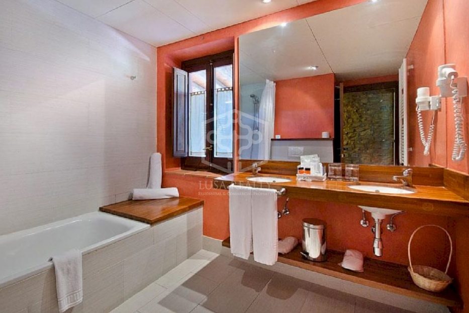 Commercial property à Barcelona, Espagne 12 chambres, 2299 m2 No. 78288