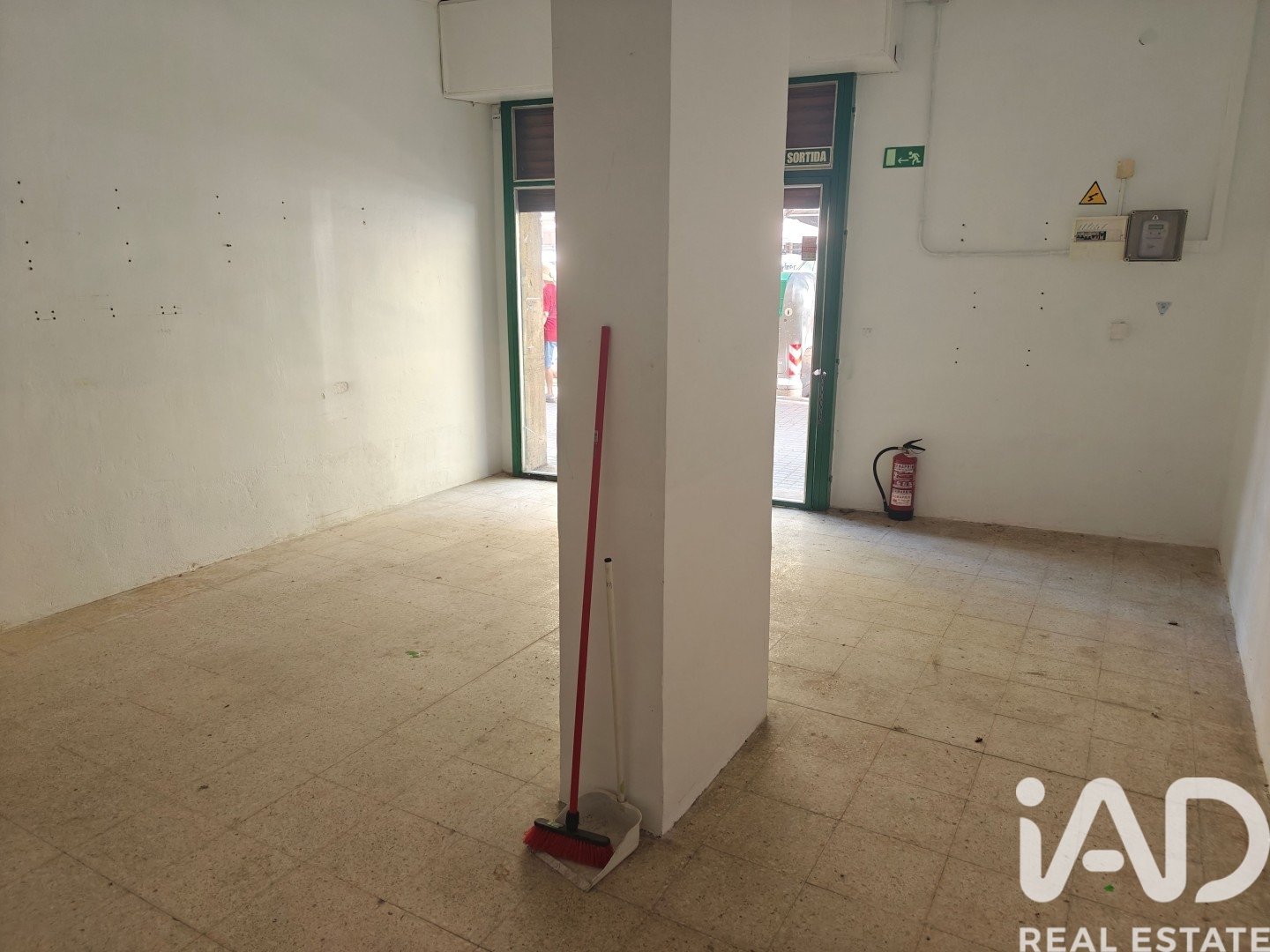 Commercial property in Barcelona, Spain 54 sq.m. No. 187903